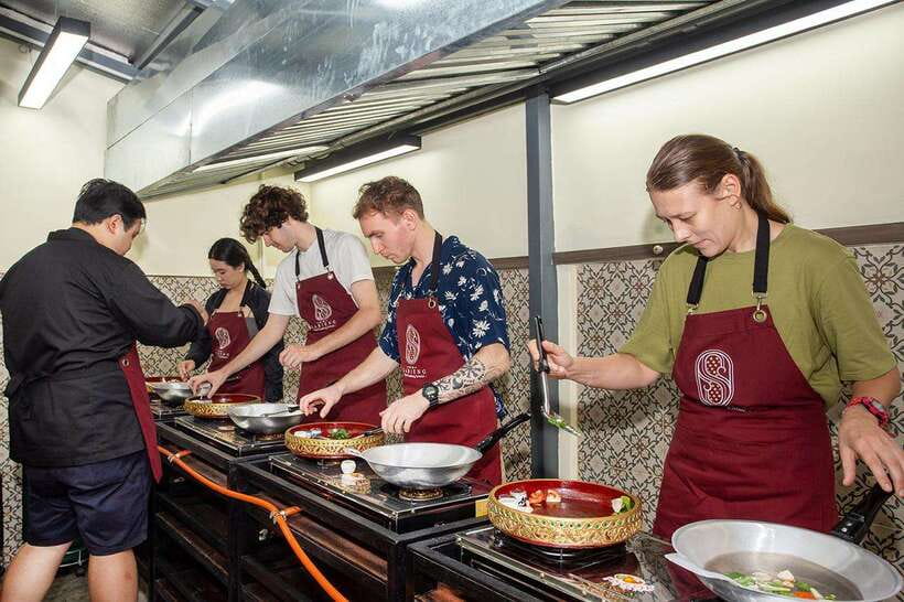 Bangkok: Cooking Class with Market Visit & Tuk Tuk Ride - Inside Sabieng: Small Groups, Air-Conditioned Comfort, Real Stations