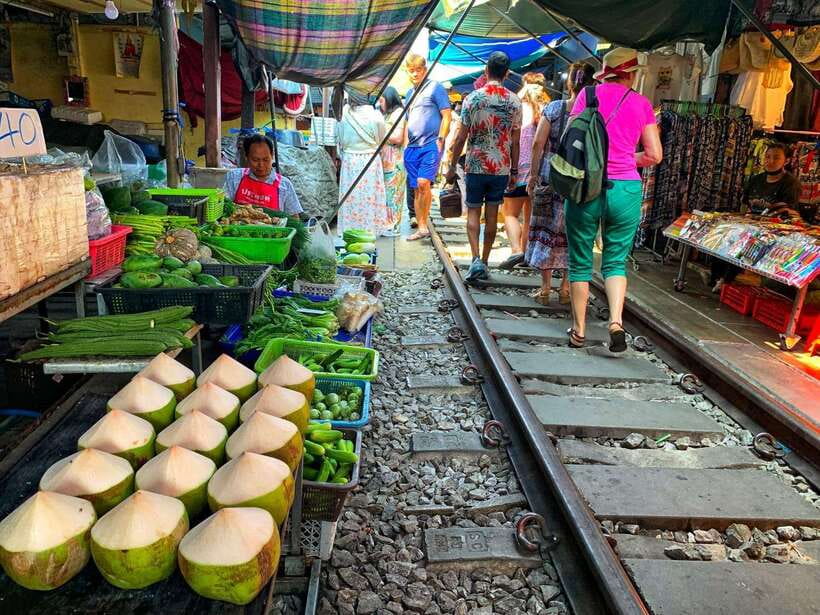 Bangkok: Damnoen Saduak and Mae Klong Train Markets - The long bus ride: when it’s worth it (and how to survive it)