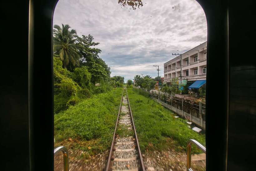 Bangkok: Damnoen Saduak Market and Maeklong Railway Market - Maeklong Railway Market meets Damnoen Saduak in one 7-hour day
