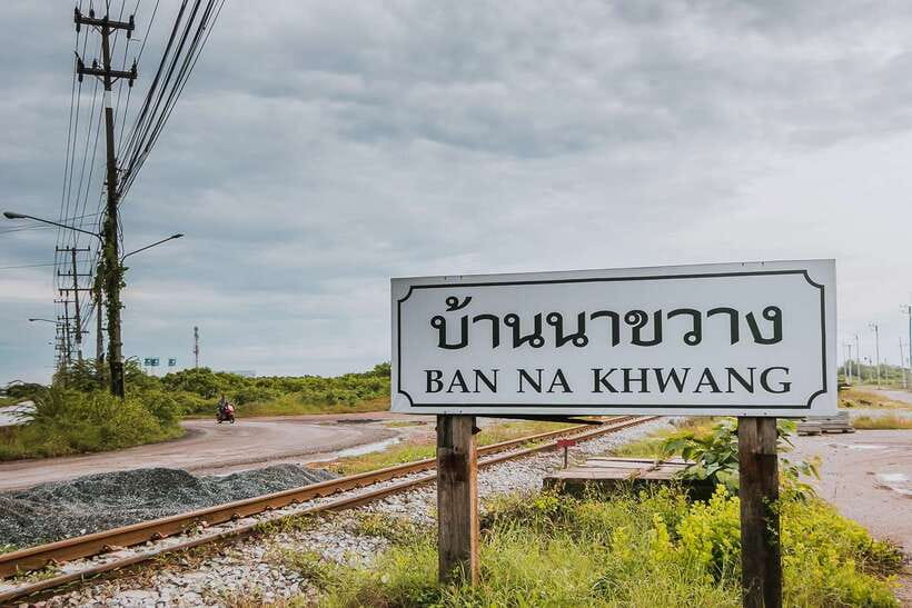 Bangkok: Damnoen Saduak Market and Maeklong Railway Market - Talad Rom Hup: how the train market really works on the tracks
