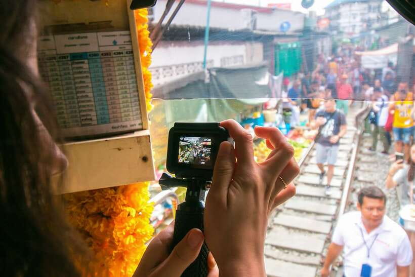 Bangkok: Damnoen Saduak Market and Maeklong Railway Market - Riding the train and spotting the best viewing angles