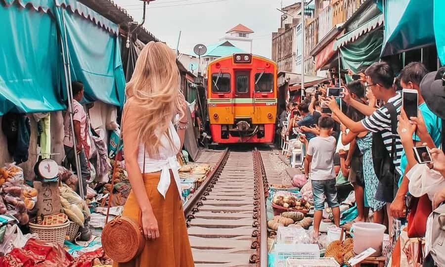 Bangkok: Damnoen Saduak Market & Kayaking Adventure - Maeklong Railway Market: The Thrill of Stalls Pulling Back Fast