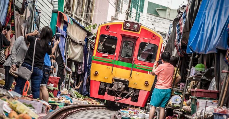 Bangkok: Damnoen Saduak, Train Market & Mahanakhon Day Trip - Walking the Maeklong Market: What to Do With Your Free Minutes
