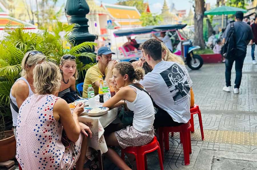 Bangkok Day Tour: Food, Temple & Tuk-Tuk - A practical photo stop at an arts-and-crafts market
