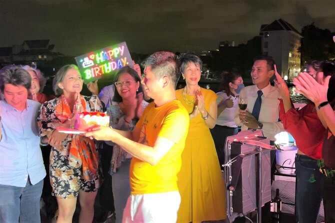 Bangkok Dinner Cruise with Intl Buffet, Live Music & Hotel Pickup - Timing at 5:30 pm: why this evening works