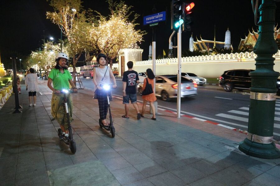 Bangkok: E-Scooter Night Tour with Local Street Food - Wat Pho and the Grand Palace: seeing the big names from outside