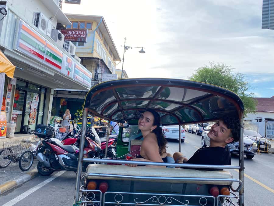 Bangkok: explore Wat Pho + tuk tuk sightseeing - Meeting points, timing, and what to do with the heat