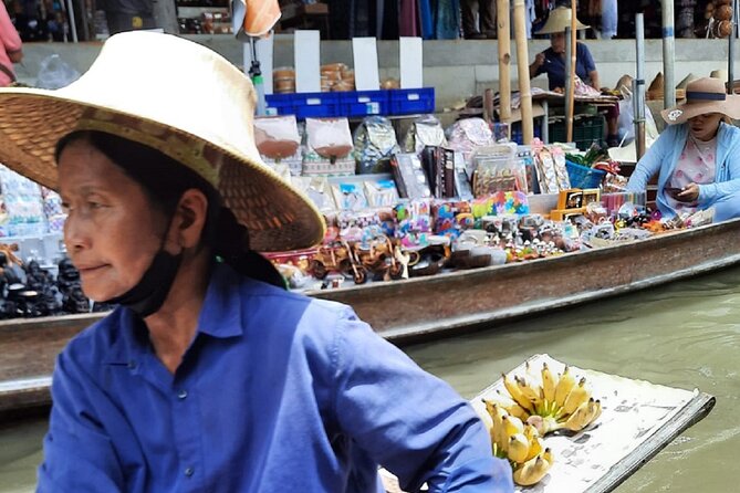 Bangkok: Floating Market and Train Tour with Guide in Spanish and English - Stop 3: Damnoen Saduak Floating Market by Paddleboat