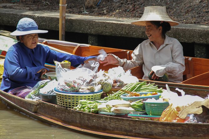Bangkok: Floating Market and Train Tour with Guide in Spanish and English - Photo Moments You’ll Want to Plan Around