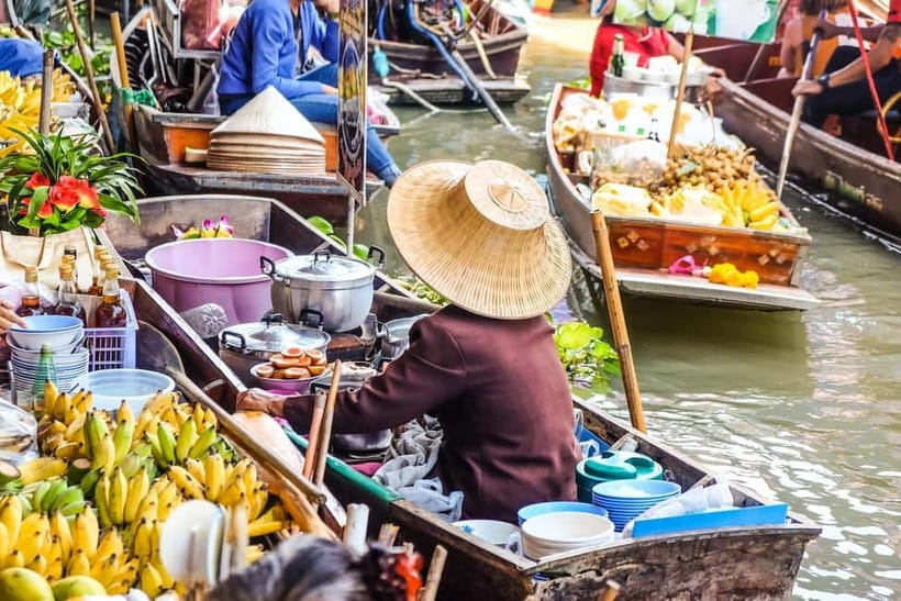 Bangkok: Floating Market, Phra Pathom Pagoda & Cafes Tour - Getting There From Siam Paragon: How a Long Day Stays Manageable