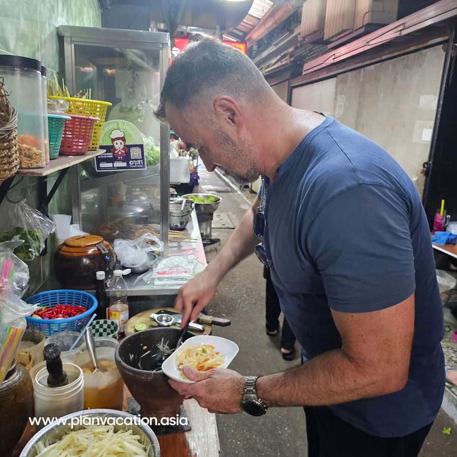 Bangkok: Full-Day Hop-On Hop-Off Walking Tour Mini Group - Flower Market at Rachini Pier: Souvenirs for Your Senses