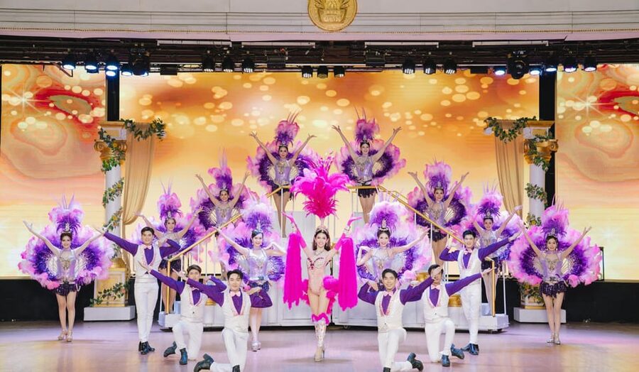 Bangkok: Golden Dome Cabaret Show Entry Ticket - The One-Hour Show: Music, Dance, Costumes, and Big Scene Changes