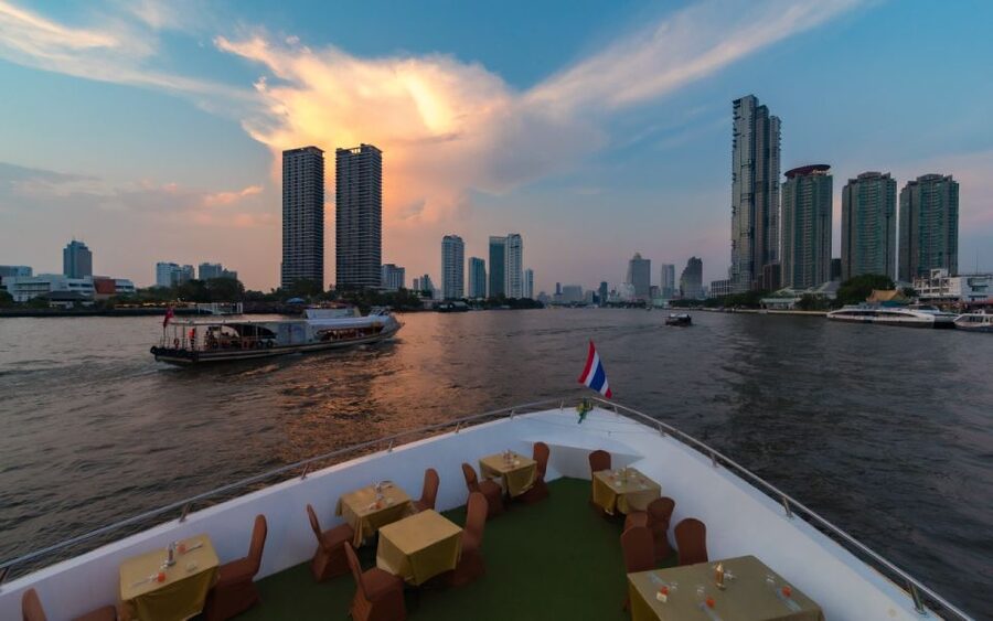 Bangkok: Grand Chao Phraya Dinner Cruise with Live Show - Live singers and Thai classical dance: entertainment that fills the air