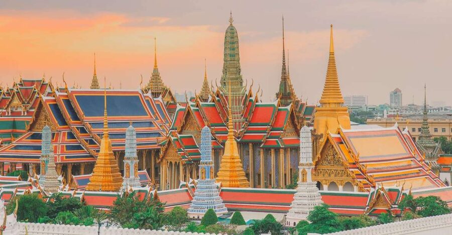Bangkok: Grand Palace and Emerald Buddha Half-Day Tour - Pacing, crowds, and the role of your guide