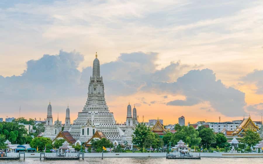 Bangkok: Grand Palace, Wat Arun & Giant Buddha Iconic Tour - Grand Palace and the Emerald Buddha area: where you slow down