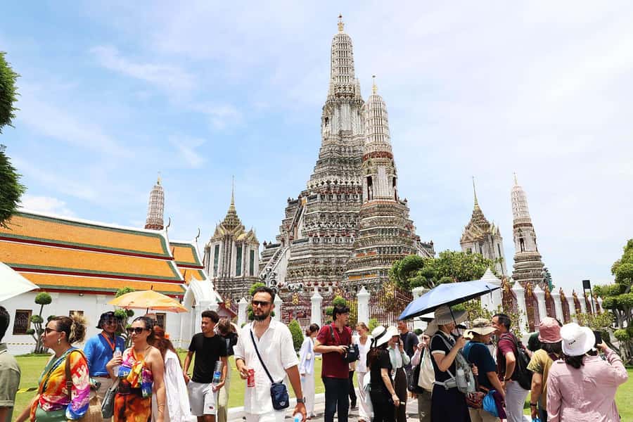 Bangkok: Grand Palace, Wat Arun & Giant Buddha Iconic Tour - Visitor center stop: a quick pause before Wat Paknam