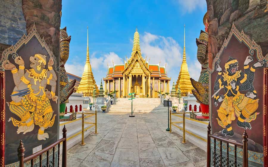 Bangkok: Grand Palace, Wat Arun & Giant Buddha Iconic Tour - Wat Arun first: Temple of Dawn and quick photo upgrades