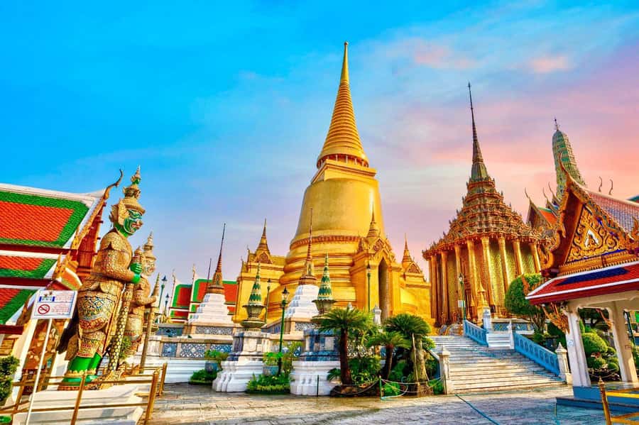Bangkok: Grand Palace, Wat Pho and Chinatown Walking Tour - The Grand Palace and Wat Phra Kaew: What You’re Actually Looking At
