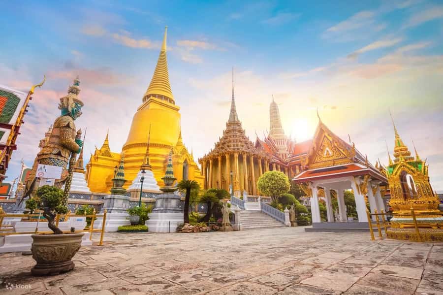 Bangkok: Grand Palace, Wat Pho, and Wat Arun Guided Tour - The point of this temple circuit: big icons, clear context