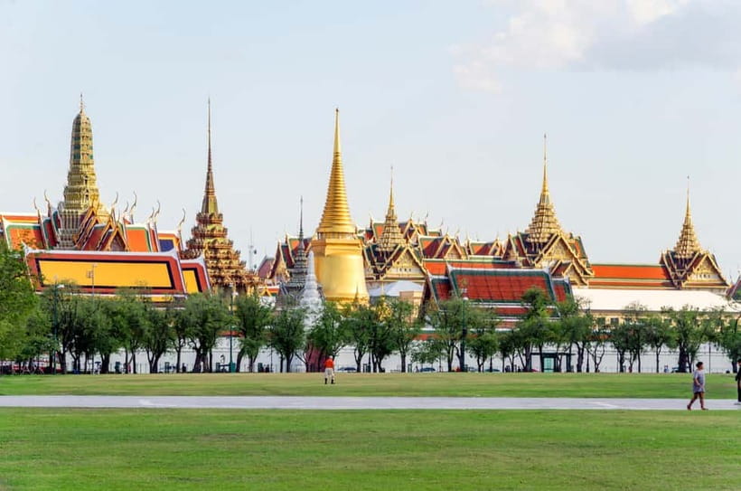 Bangkok: Grand Palace, Wat Pho, and Wat Arun Guided Tour - Wat Pho and the 46-meter Reclining Buddha: the scale hits hard