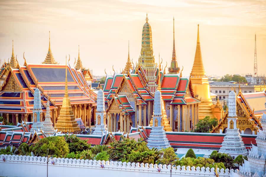 Bangkok: Grand Palace, Wat Pho, and Wat Arun Private Tour - Entering the Grand Palace and Emerald Buddha Temple correctly