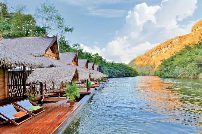 Bangkok: Grand Palace & Wat Pho Half-Day Japanese Tour - Grand Palace and Wat Phra Kaew: dazzling, meaningful, and crowded