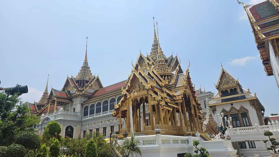 Bangkok: Grand Palace, Wat Pho & Long Tail Boat Tour - Wat Pho’s Reclining Buddha: why gold leaf hits different in person