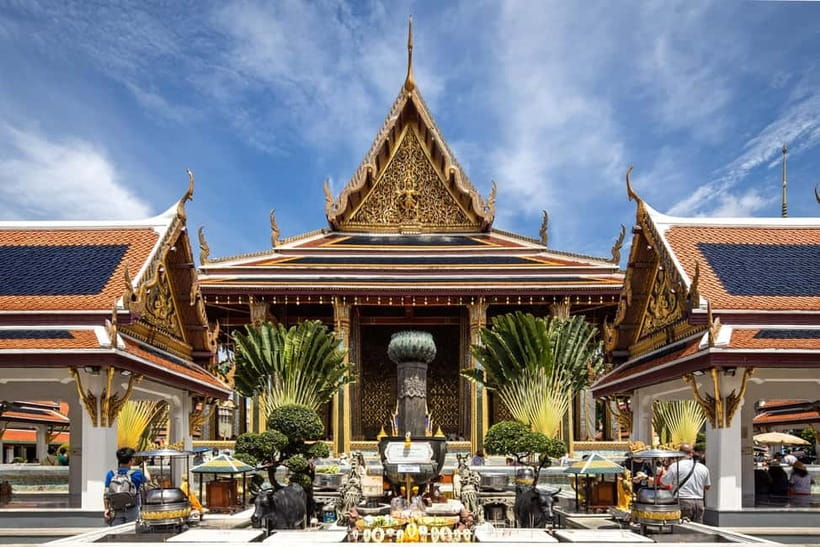 Bangkok: Grand Palace, Wat Pho, Wat Arun Sacred & Local Tour - Wat Pho and the Reclining Buddha: the calm stop in the middle