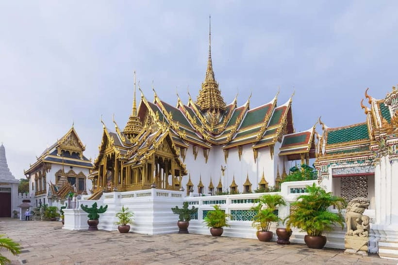 Bangkok: Grand Palace, Wat Pho, Wat Arun Sacred & Local Tour - Group size, guide style, and what names like Kiwi mean in practice