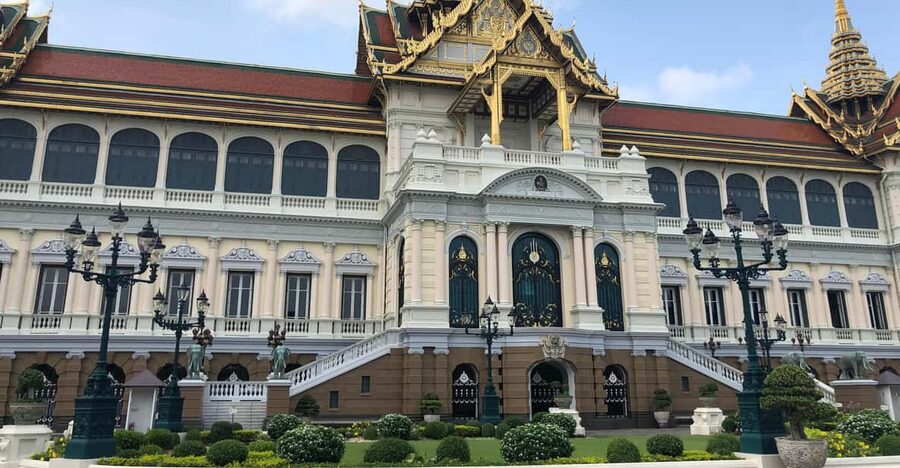 Bangkok: Grand Palace, Wat Pho & Wat Arun Tour in Italian - Meeting at Saphan Taksin and getting on the water