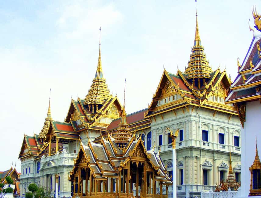 Bangkok: Grand Palace, Wat Pho & Wat Arun Tour in Italian - Wat Pho and the Reclining Buddha: Thai massage is the hook