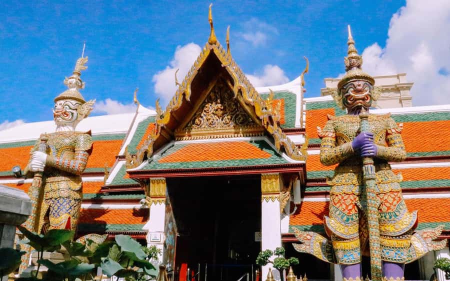 Bangkok: Grand Palace, Wat Pho, & Wat Arun Walking Tour - Wat Phra Kaew inside Bangkok’s Grand Palace: start early for maximum meaning