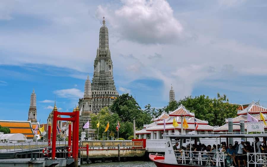 Bangkok: Grand Palace, Wat Pho, & Wat Arun Walking Tour - Lunch break in the middle: use the timing window smartly