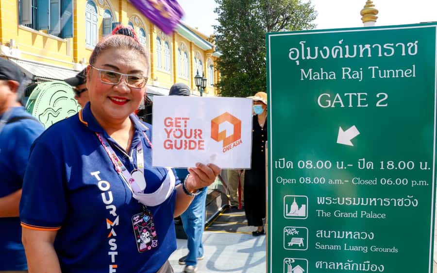Bangkok: Grand Palace, Wat Pho, & Wat Arun Walking Tour - Wat Arun at 1:30 PM: the Temple of Dawn and those porcelain details