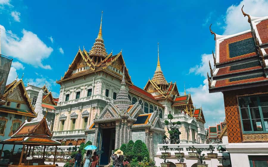 Bangkok: Grand Palace, Wat Pho, & Wat Arun Walking Tour - Wat Pho at 11:00 AM: the reclining Buddha and a calmer tempo