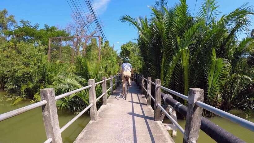 Bangkok green oasis guided bike tour with boat ride - The snack shop stop: traditional Thai bites on the easy route