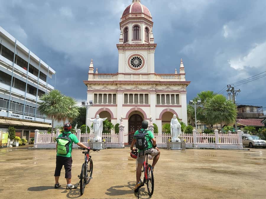 Bangkok: Half-Day Local Lives & Food Tour by Bike with Lunch - Meeting your guide, getting fitted, and crossing the Chao Phraya