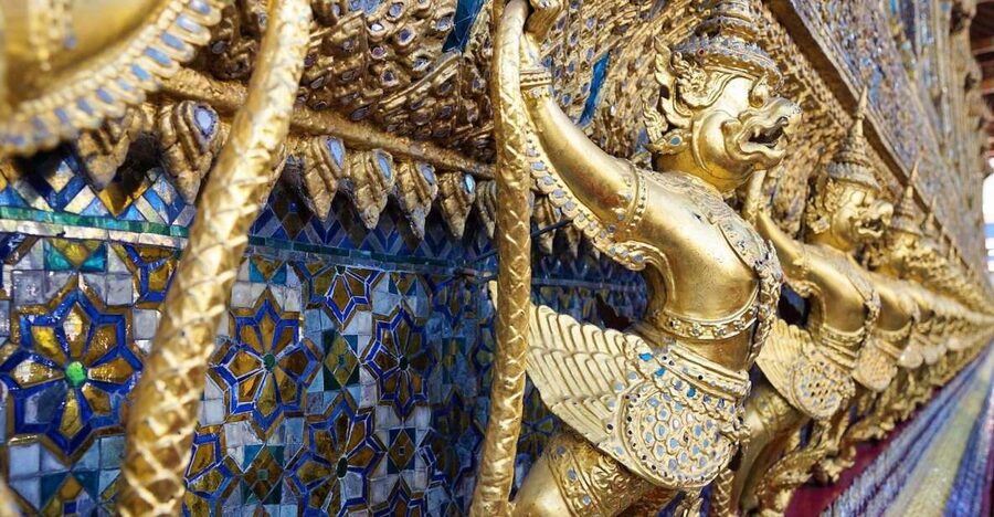 Bangkok: Half-Day Temple and Grand Palace Group Tour - When a group tour feels personal