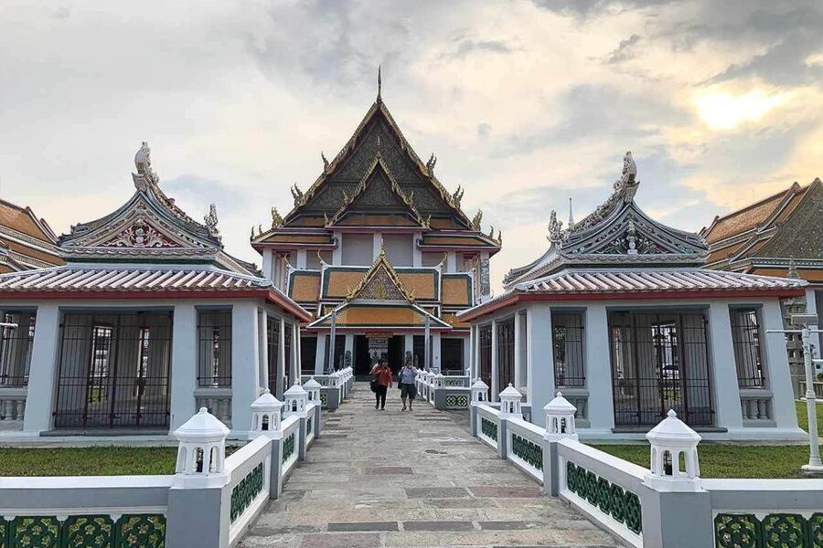 Bangkok: Historical Temples Tour & Hidden Bar at Sunset - Wat Arun at non-peak hours: climb for the river view