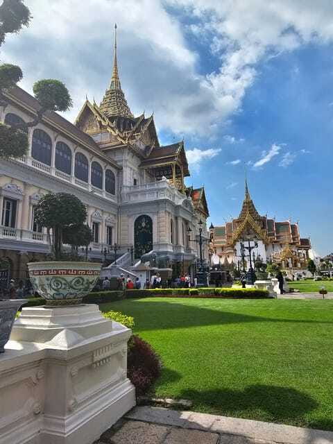 Bangkok History Temples Markets and Food Tasting - Dress code and timing: the small detail that can ruin the day