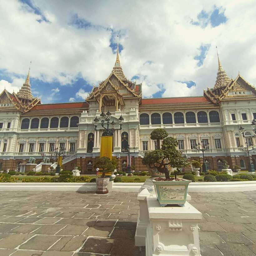 Bangkok History Temples Markets and Food Tasting - Wat Pho: the reclining Buddha stop that sets the tone