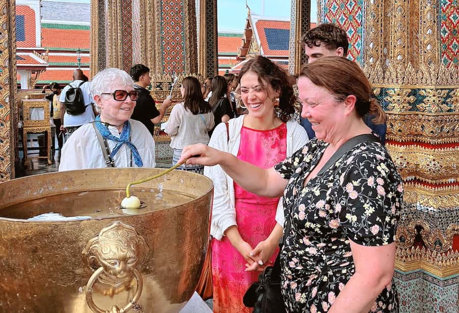 Bangkok: Iconic Temples Private Tour - Wat Arun’s Temple of Dawn: the white stupa effect