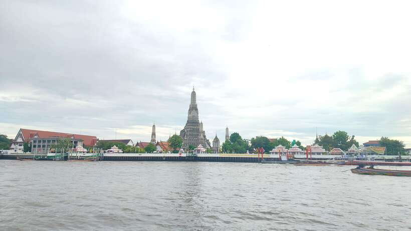 Bangkok: Longtail Boat Canal Tour to Wat Arun - The return cruise and Chao Phraya river banks: where photos make sense