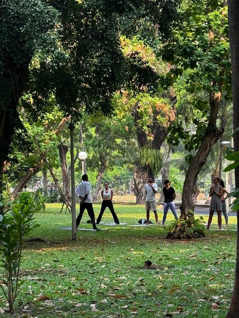 Bangkok: Lumpini Park Yoga Experience - Timing and comfort tips for Bangkok heat