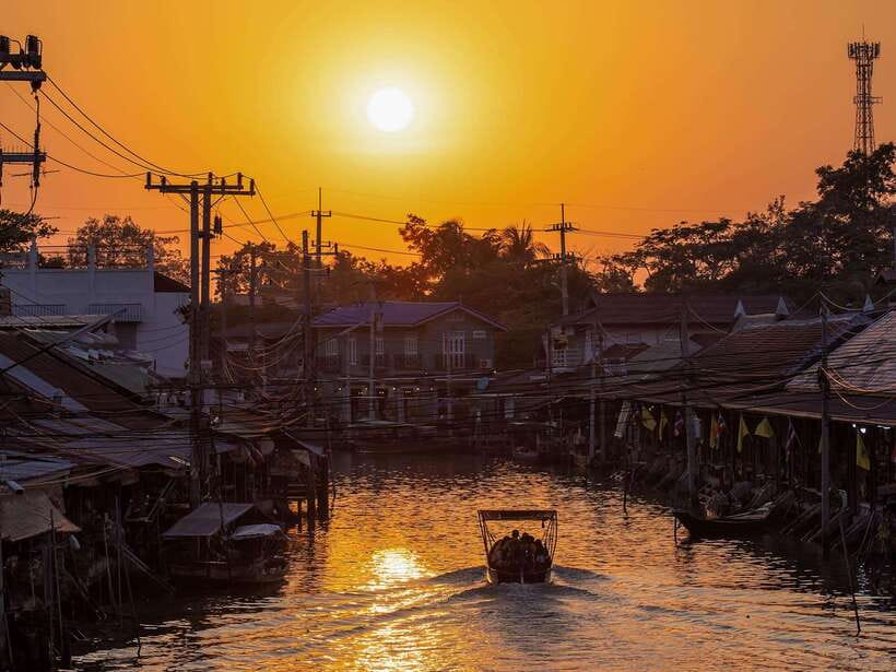 Bangkok: Maeklong Railway & Amphawa Floating Market Day Trip - Who should book this day trip (and who should skip it)