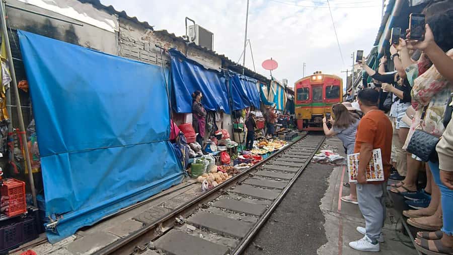 Bangkok: Maeklong Railway & Damnoen Saduak Floating Markets - Linking Maeklong Rails to Damnoen Saduak Canals: How the Day Works