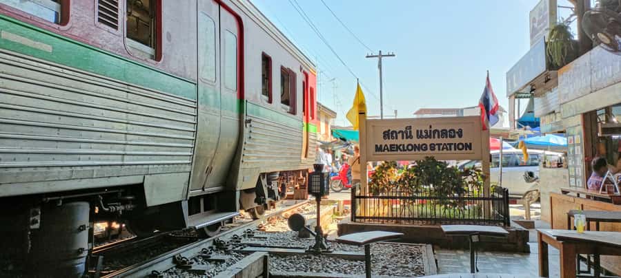 Bangkok: Maeklong Railway & Damnoen Saduak Floating Markets - Damnoen Saduak Floating Market by Long-Tail Boat: What’s Actually Fun