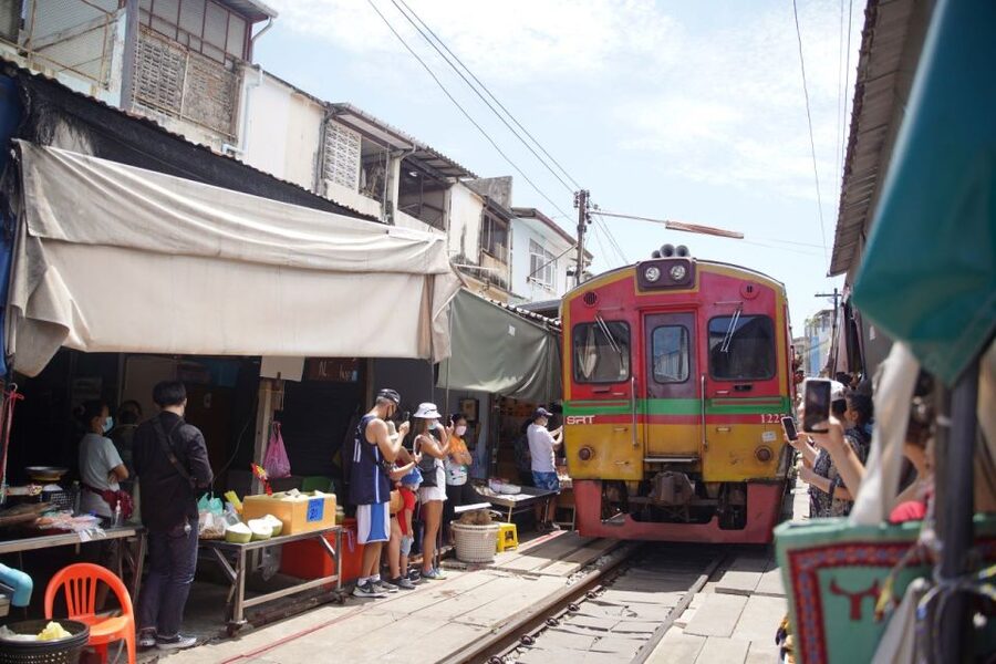 Bangkok: Maeklong Railway Market & Floating Market Tour - Key things to know before you go