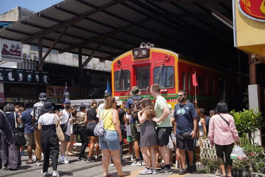 Bangkok: Maeklong Railway Market & Floating Market Tour - What to eat (and how to not overspend)