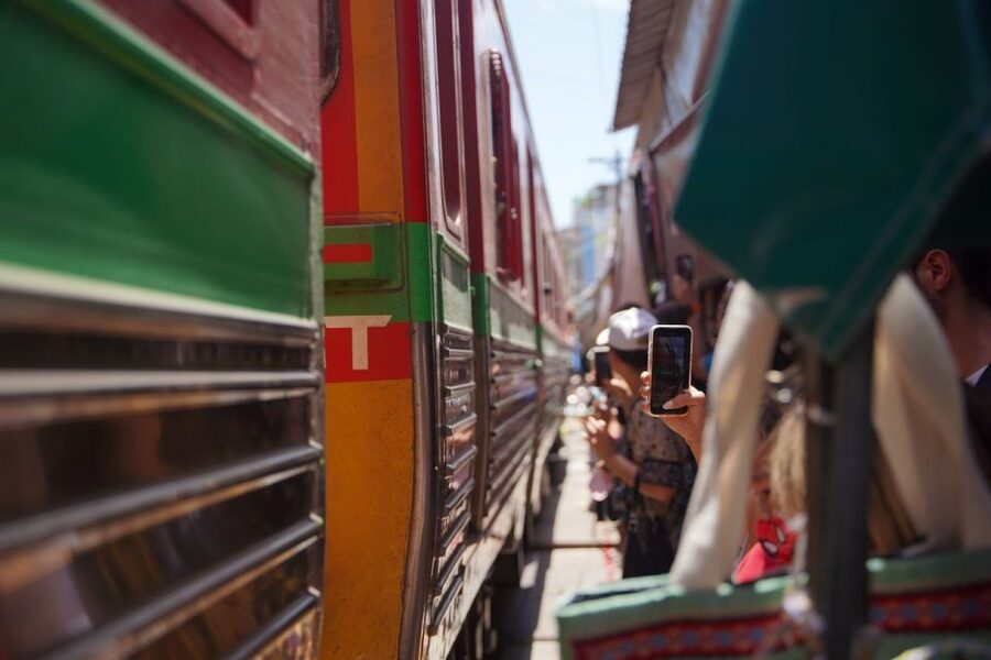 Bangkok: Maeklong Railway Market & Floating Market Tour - Early departures in Bangkok: what you gain with the 6:00 to 6:30 start